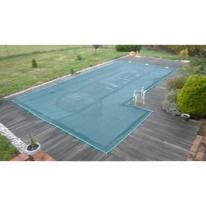 filet anti-feuille sur mesure pour piscine installé sur une piscine en L