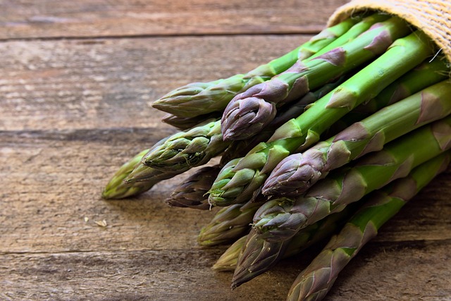 asperges vertes sur une table